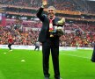 VIDEO şi FOTO Gică Hagi, ovaţionat pe stadionul lui Galatasaray la derby-ul cu Fener!
