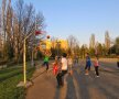 Acum, copiii din zonă bat fără opreliști mingea pe terenurile de sport din parc // Foto: cartierul-nord.blogspot.ro