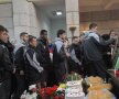 Gardoş, Tănase, Chipciu şi restul steliştilor au depus la căpătîiului fostului masor o coroană de trandafiri roşii // Foto: Antonio Cioarek