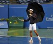 TORONTO. Anul trecut, Novak Djokovici a sfidat stropii reci bătînd mingea sub protecţia unei umbrele // Foto: Reuters