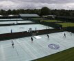 LONDRA. La All England Club, doar Centralul are acoperiş. Restul terenurilor sînt apărate de ploaie cu prelate // Foto: Reuters