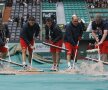 PARIS. La Roland Garros, apa abundentă de pe prelate este îndepărtată cu ajutorul unor "teuri" updatate // Foto: Reuters
