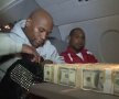 Fără număr » Victoriile şi banii curg pentru Floyd Mayweather