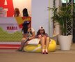 Fotoliul în formă de minge de tenis de la standul Marca e mereu ocupat. Uneori şi de cîte două persoane