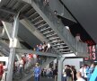La încheierea meciului lui Rafa Nadal de pe Arena Centrală, scările care duc la diversele niveluri sînt asaltate de spectatori