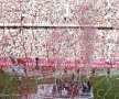 VIDEO şi FOTO Bayern a sărbătorit titlul cu bere şi confetti » Guardiola a fost udat pînă la piele şi a scăpat trofeul pe jos :D