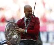 VIDEO şi FOTO Bayern a sărbătorit titlul cu bere şi confetti » Guardiola a fost udat pînă la piele şi a scăpat trofeul pe jos :D