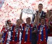 VIDEO şi FOTO Bayern a sărbătorit titlul cu bere şi confetti » Guardiola a fost udat pînă la piele şi a scăpat trofeul pe jos :D