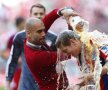 VIDEO şi FOTO Bayern a sărbătorit titlul cu bere şi confetti » Guardiola a fost udat pînă la piele şi a scăpat trofeul pe jos :D