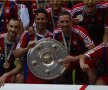 VIDEO şi FOTO Bayern a sărbătorit titlul cu bere şi confetti » Guardiola a fost udat pînă la piele şi a scăpat trofeul pe jos :D