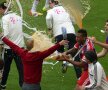 VIDEO şi FOTO Bayern a sărbătorit titlul cu bere şi confetti » Guardiola a fost udat pînă la piele şi a scăpat trofeul pe jos :D