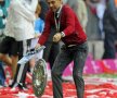 VIDEO şi FOTO Bayern a sărbătorit titlul cu bere şi confetti » Guardiola a fost udat pînă la piele şi a scăpat trofeul pe jos :D