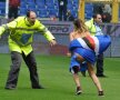 FOTO Probleme serioase în Serie A :D O suporteră a intrat pe teren în costum de baie