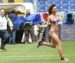 FOTO Probleme serioase în Serie A :D O suporteră a intrat pe teren în costum de baie
