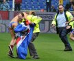 FOTO Probleme serioase în Serie A :D O suporteră a intrat pe teren în costum de baie