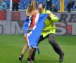 FOTO Probleme serioase în Serie A :D O suporteră a intrat pe teren în costum de baie