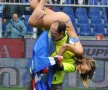 FOTO Probleme serioase în Serie A :D O suporteră a intrat pe teren în costum de baie