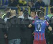 FOTO şi VIDEO Scandal imens după fluierul final! » Jucătorii Petrolului şi s-a declanşat o bătaie generală!