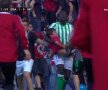 N'Diaye de la Betis care pe brațe un mic fan al Osasunei, rănit în incidente