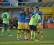 VIDEO Cu multe rezerve pe gazon, Petrolul se impune categoric în faţa Coronei, scor 3-0