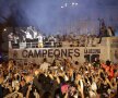 FOTO Sărbătoare de zile mari la Cibeles » "Galacticii" de la Real Madrid au sărbătorit alături de suporteri pînă la 6:30 dimineaţa!
