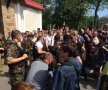 FOTO Revoltă la Doneţk » Mulţimea strînsă în oraş vrea să intre peste Rinat Ahmetov! Casa patronului de la Şahtior e apărată de militari înarmaţi