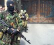 FOTO Revoltă la Doneţk » Mulţimea strînsă în oraş vrea să intre peste Rinat Ahmetov! Casa patronului de la Şahtior e apărată de militari înarmaţi
