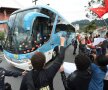 Atacaţi! » Megasistem de securitate? Autocarul Selecao a fost luat pe sus de demonstranţi