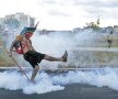 Un şut într-o bombă cu gaze lacrimogene // Foto: Reuters