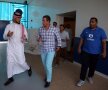 VIDEO şi FOTO Primul contact al lui Laurenţiu Reghecampf cu Al Hilal! Fanii l-au alergat în aeroport, apoi a făcut turul clubului :)