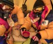 Cei doi alpinişti români au dormit la 7.900 m cu măştile de oxigen // Foto: Everest România 2014
