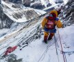 Adrian Fako, coborînd pe lîngă cadavrul unui alpinist rămas pe munte // Foto: Everest România 2014