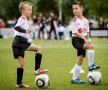 Doi puşti în vîrstă de opt ani încep să descopere secretele fotbalului marca Ajax. Poate, peste două decenii, vor fi vedetele roş-albilor şi ale "naţionalei" Olandei
