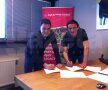George şi Sander de Goede, şef la Ajax Online Academy, încheind contractul pentru licenţă