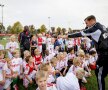 Copiii de la Ajax învaţă fotbal de la Ronald de Boer (dreapta), unul dintre foştii mari jucători ai "lăncierilor"