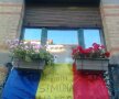 APRECIERE. Steagul României şi mesaje pentru Simona, la un balcon din Bruxelles