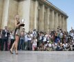 Paris, Turnul Eiffel, Maria Şarapova. Şi o armată de fotografi » O galerie foto extraordinară cu rusoaica prezentînd trofeul Roland Garros