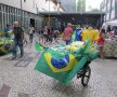 Un cărucior plin cu tricourile Braziliei. Aici nu găseşti nimic original