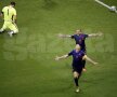 "Bombardierele" Robben și Sneijder i-au măturat pe spanioli. Casillas, în genunchi, e imaginea perfectă a dezastrului