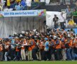 Țarc. Frumoasă, dar cîteodată și grea meseria de fotoreporter. Organizatorii Cupei Mondiale au amenajat un spațiu prea mic pentru oamenii cu camere foto prezenți la festivitatea de deschidere