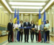 GALERIE FOTO » Spadasinii români au fost premiaţi, iar Ponta a repetat în lift să nu încurce spada cu sabia :D