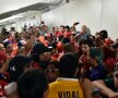GALERIE FOTO Fanii chilieni i-au speriat pe ziarişti! » 150 de suporteri fără bilete au invadat şi devastat centrul de presă încercînd să pătrundă în forţă la meciul cu Spania