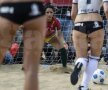 VIDEO+FOTO Mondial incendiar » Modele topless s-au înfruntat într-un meci de fotbal pe plajă!