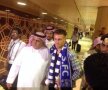 GALERIE FOTO A ajuns în Arabia Saudită » Mihai Pintilii, asaltat de turbane pe aeroportul din Riad