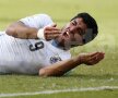 GALERIE FOTO Zombie, cîine sau rechin? » Cum a fost surprins Luis Suarez după lovitura de aseară