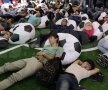 PERNE LA COMUN
În timpul Cupei Mondiale, cel mai bine dormi şi visezi pe nişte mingi uriaşe, alături de alţi fani