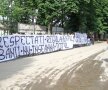 GALERIE FOTO Proteste olteneşti la porţile FRF: "Respectaţi regulamentul, banii nu înseamnă totul"