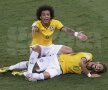 Neymar urlă de durere, iar Marcelo e disperat, chemînd de urgență medicul // Foto: Reuters