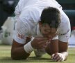 Emoţia lui Novak Djokovici, gustul ierbii şi trofeul din braţe // Foto: Reuters