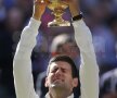 Emoţia lui Novak Djokovici, gustul ierbii şi trofeul din braţe // Foto: Reuters